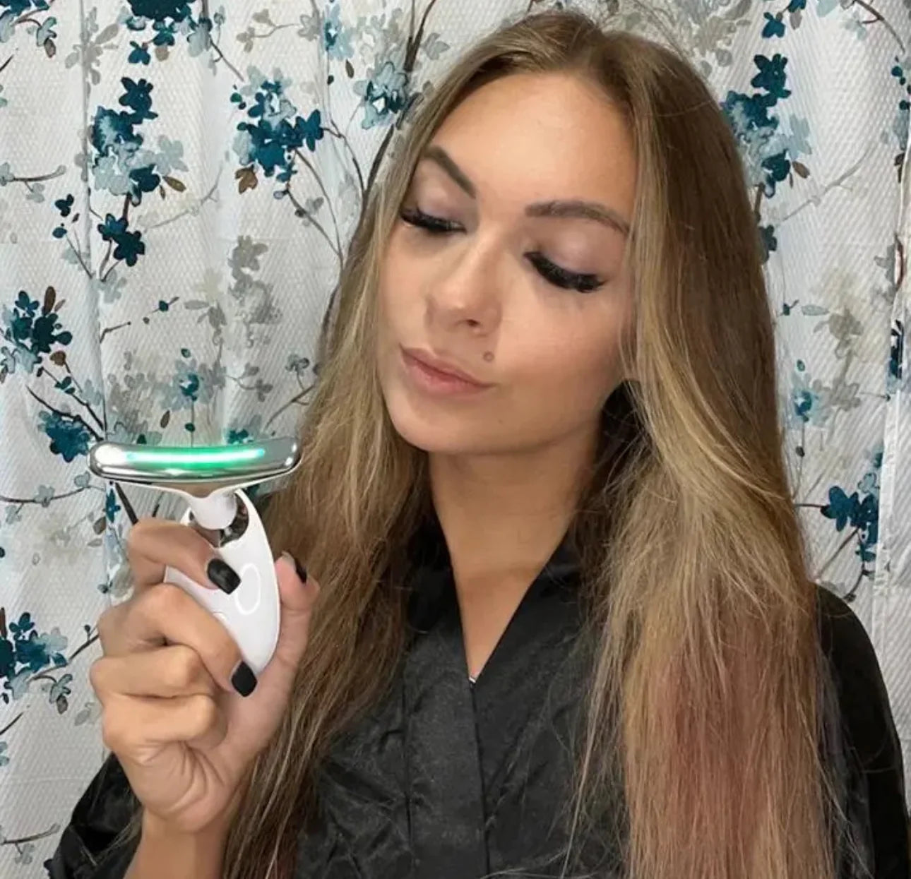 Wavy Chic Beauty Facial Massager, 7 Color Wavy Acne Beauty Microcurrent Facial Device Skin Firming for Face Neck Beauty Device